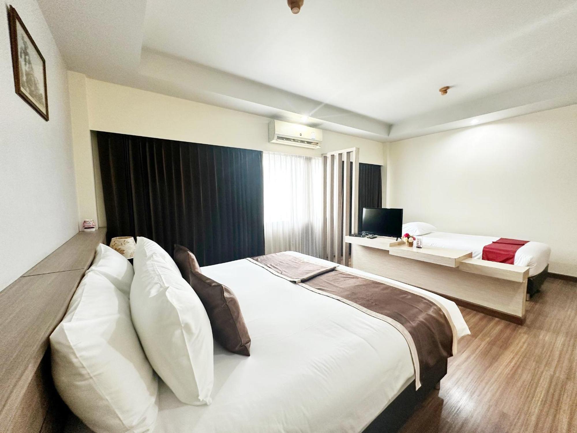 Akelada Hotel Nang Rong Exterior foto